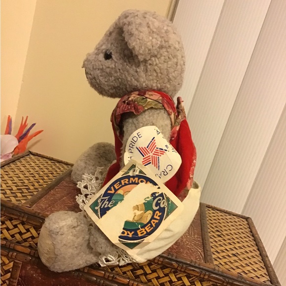 VERMONT TEDDY BEAR VINTAGE JOINTED PLUSH ORIG TAGS 1995 ORIG CLOTHES VERY CUTE - Picture 2 of 6